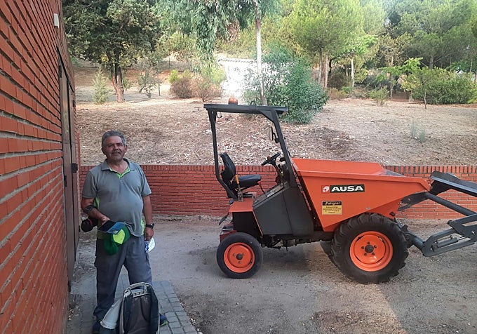 A Olegario era habitual encontrarlo manejando la sopladora o trabajando con la pequeña máquina excavadora.