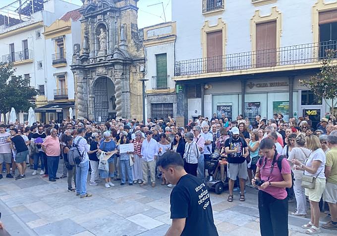 Participantes en la concentración que se ha desarrollado ante la puerta del Ayuntamiento