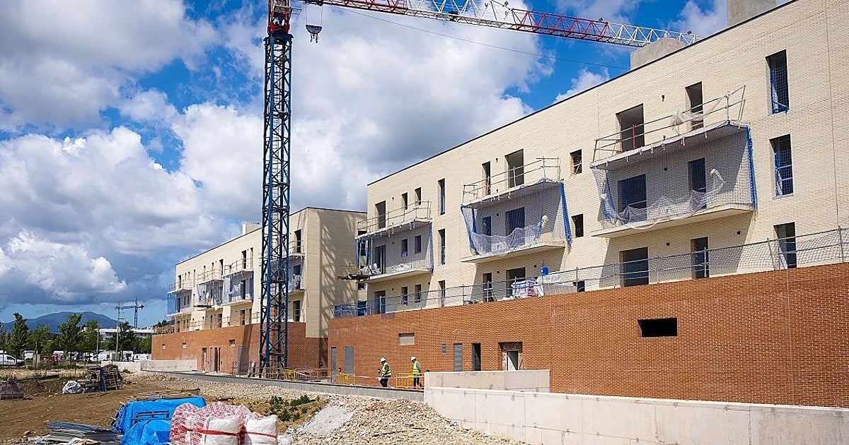 El PP de Núñez propone rebajar al 4% el impuesto por comprar vivienda y Vox priorizar a españoles