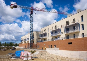 El PP de Núñez propone rebajar al 4% el impuesto por comprar vivienda y Vox priorizar a españoles