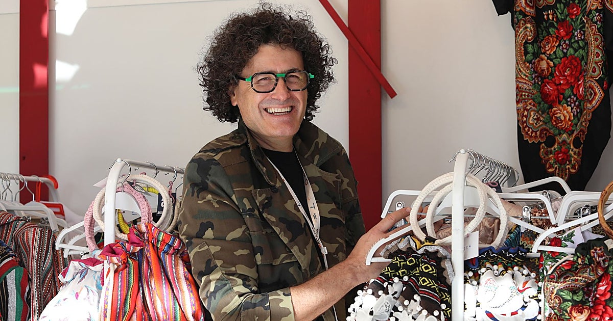 Arnelio Cruz, el modisto que reinventa el folclore manchego en Farcama