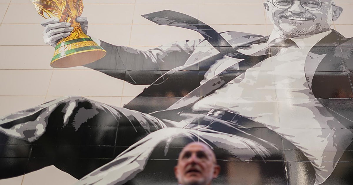 De la Fuente, junto al mural de homenaje al triunfo de la Selección: «Me siento valenciano»