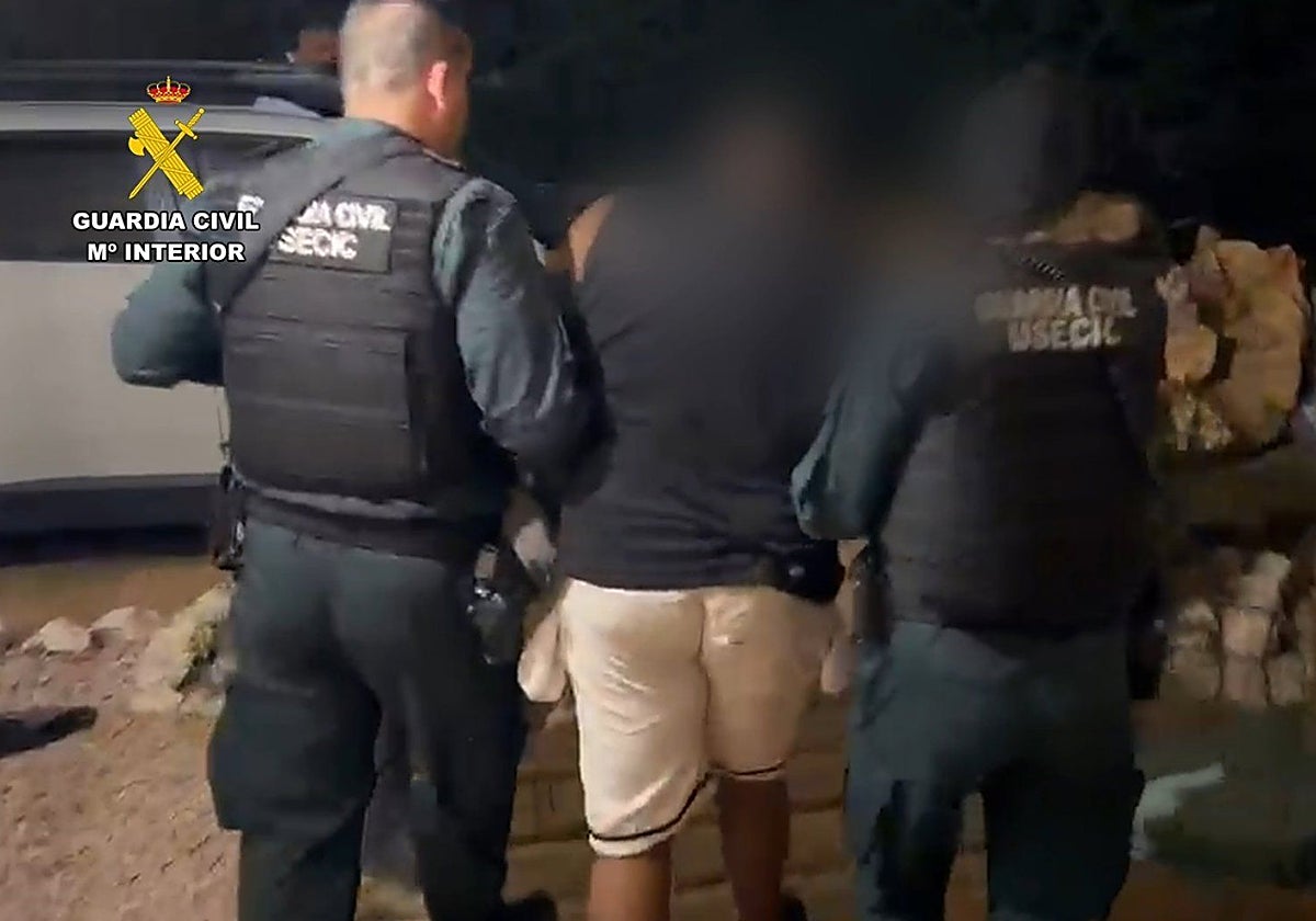 La Guardia Civil detiene a ocho personas tras hallar casi tres toneladas de cocaína en una casa rural de Guadalajara