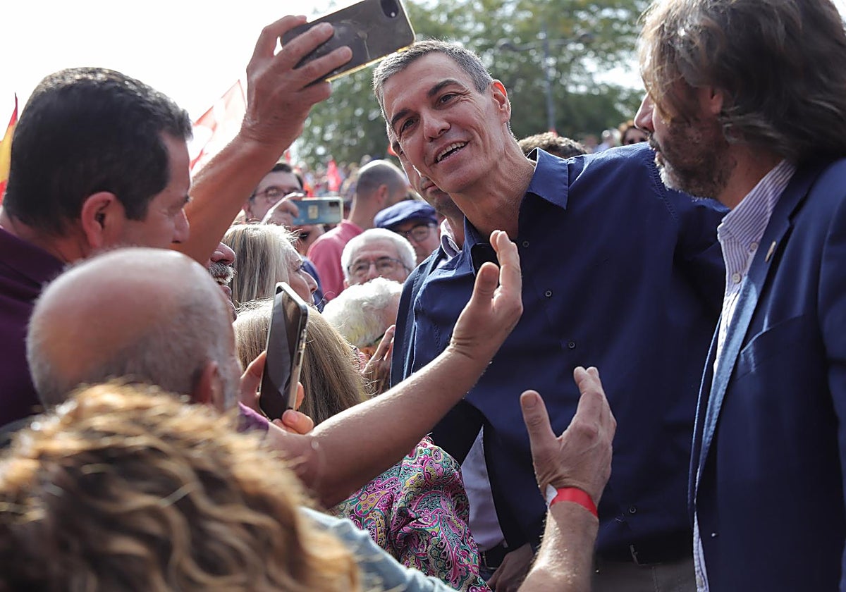 El PSOE pone autobuses para llenar el primer mitin de Sánchez en su feudo de Dos Hermanas