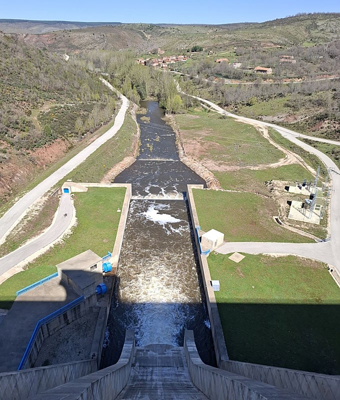El embalse de Castrovido, en proceso de llenado, suelta agua para mantener el caudal ecológico del Arlanza.