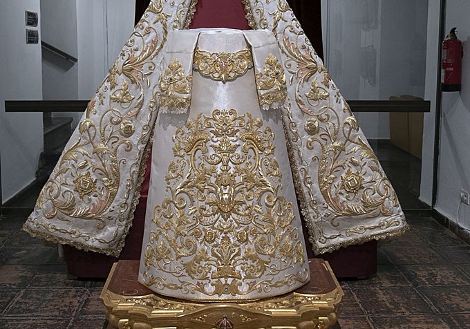 La nueva saya del cincuentenario, cuando se expuso en el Palacio de la Merced y que la Virgen estrenará el sábado