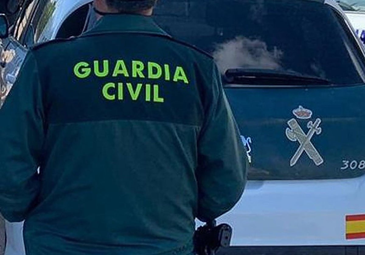 Dos detenidos por embestir a dos patrullas de la Guardia Civil con su coche con 150 petacas de gasolina