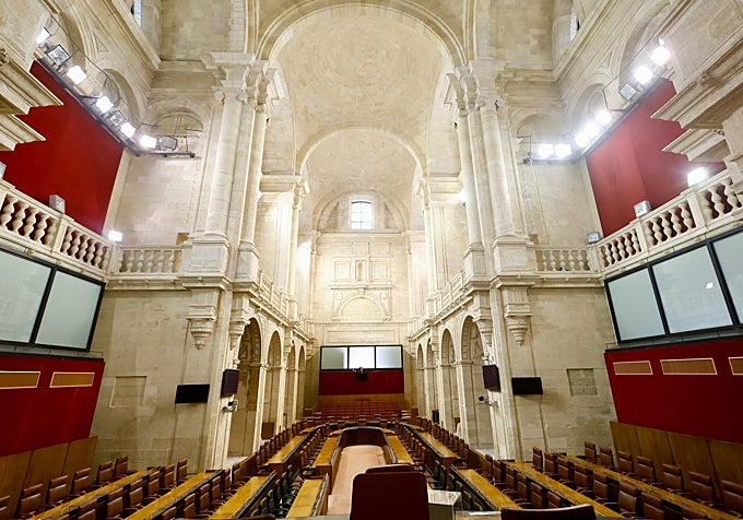 Aspecto del salón de plenos restaurado
