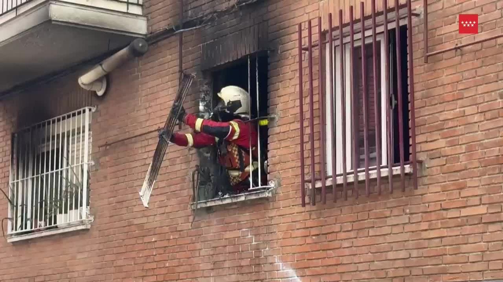 Cinco dotaciones de bomberos extinguen un incendio en una vivienda de ...