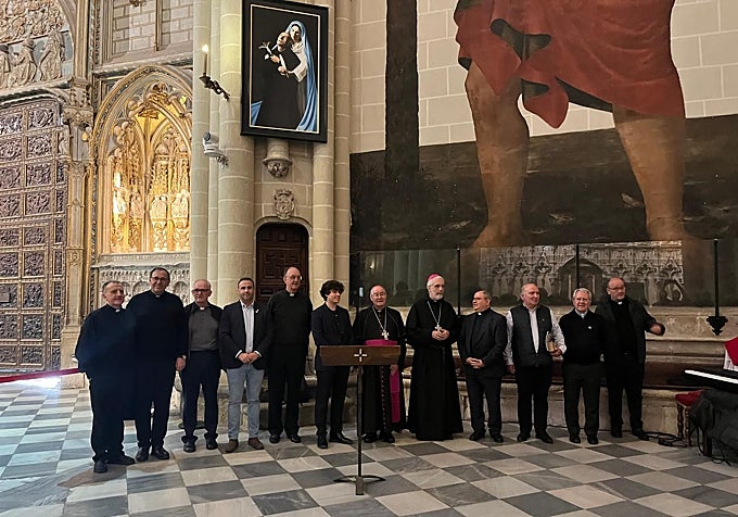 El pintor, junto al arzobispo, y el resto de autoridades en la bendición del cuadro