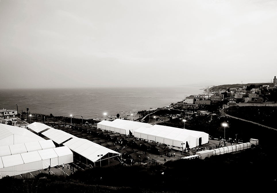 Vista superior del centro de acogida temporal de Loma Colmenar, cerca de la frontera