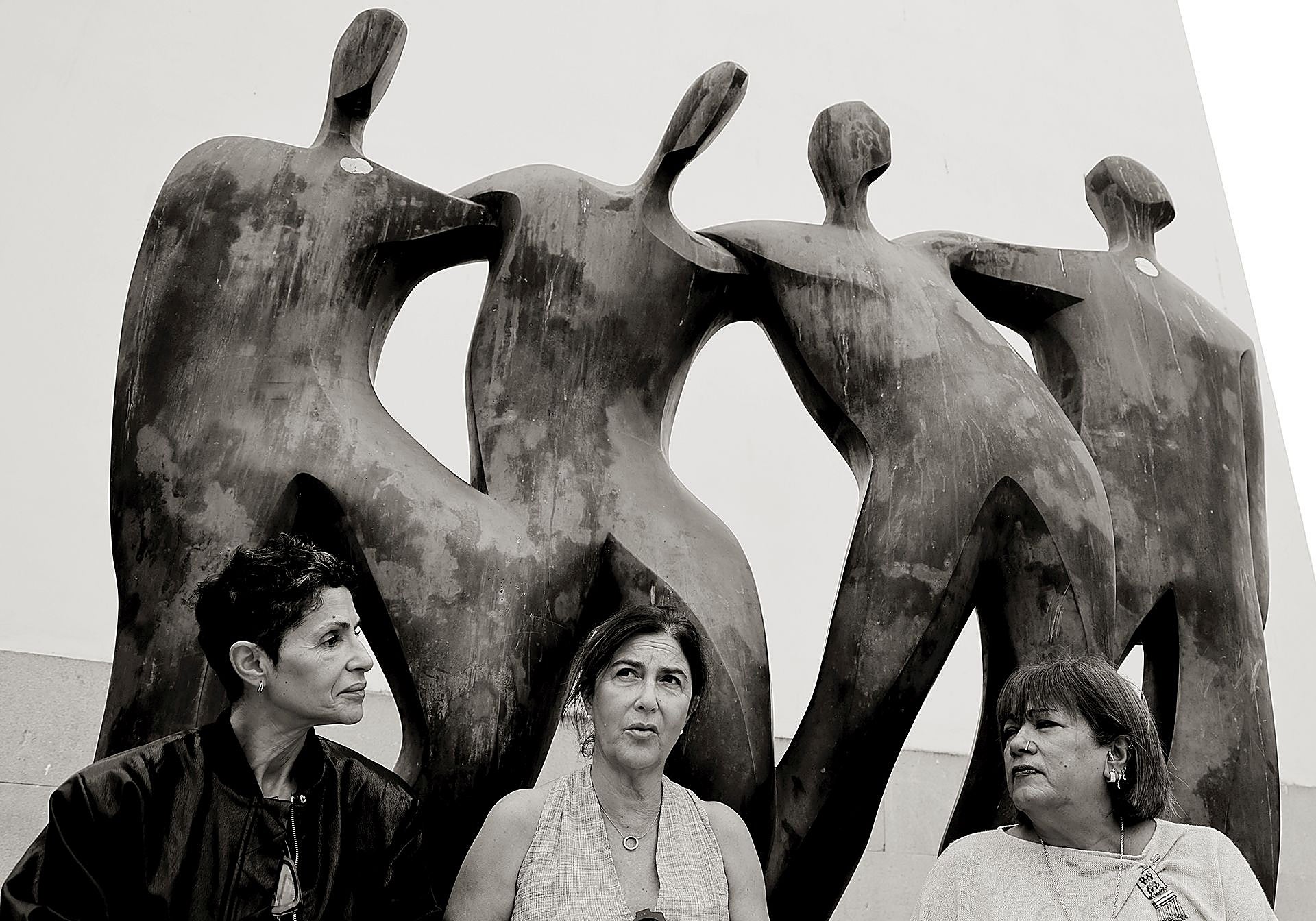De izquierda a derecha, Ghita Mohamed (musulmana), Maleni Moreno (cristiana) y Yoti Arjandas (hindú) junto a la escultura «Solidaridad«