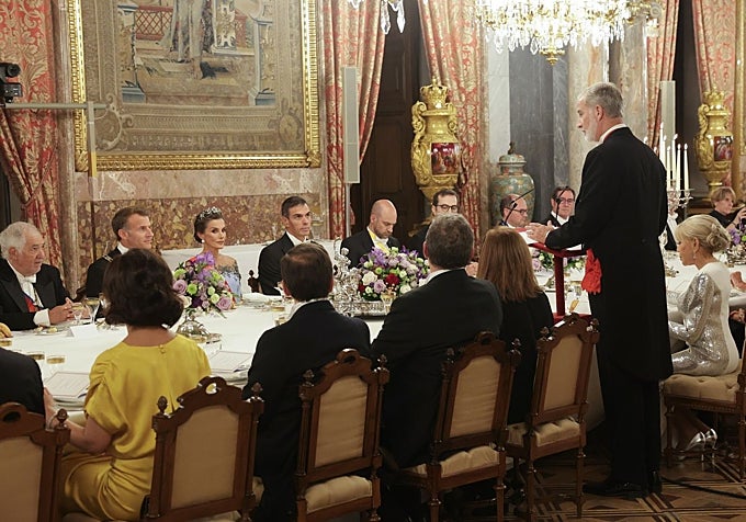 El Rey pronuncia su discurso en la cena de gala ofrecida al presidente francés, Emmanuel Macron.