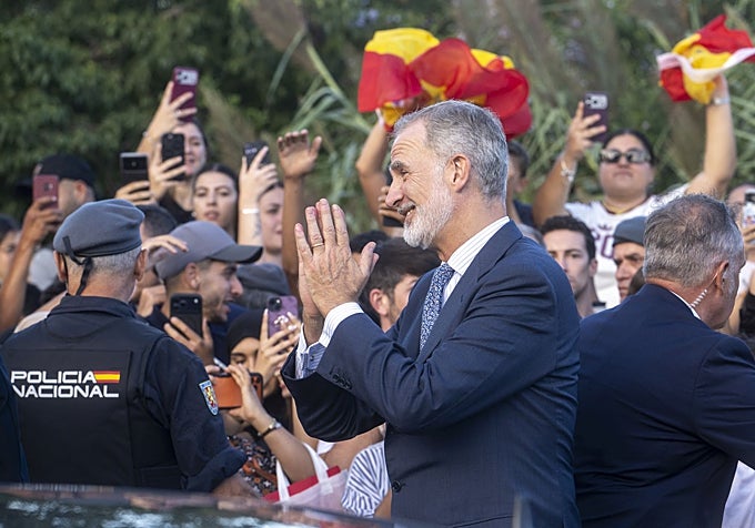 El Rey saluda a los vecinos de Ceuta en su visita a la ciudad autónoma.