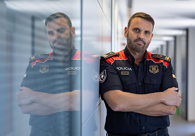 El intendente Naharro, en el los pasillos de Egara, cuartel general de los Mossos en Sabadell.