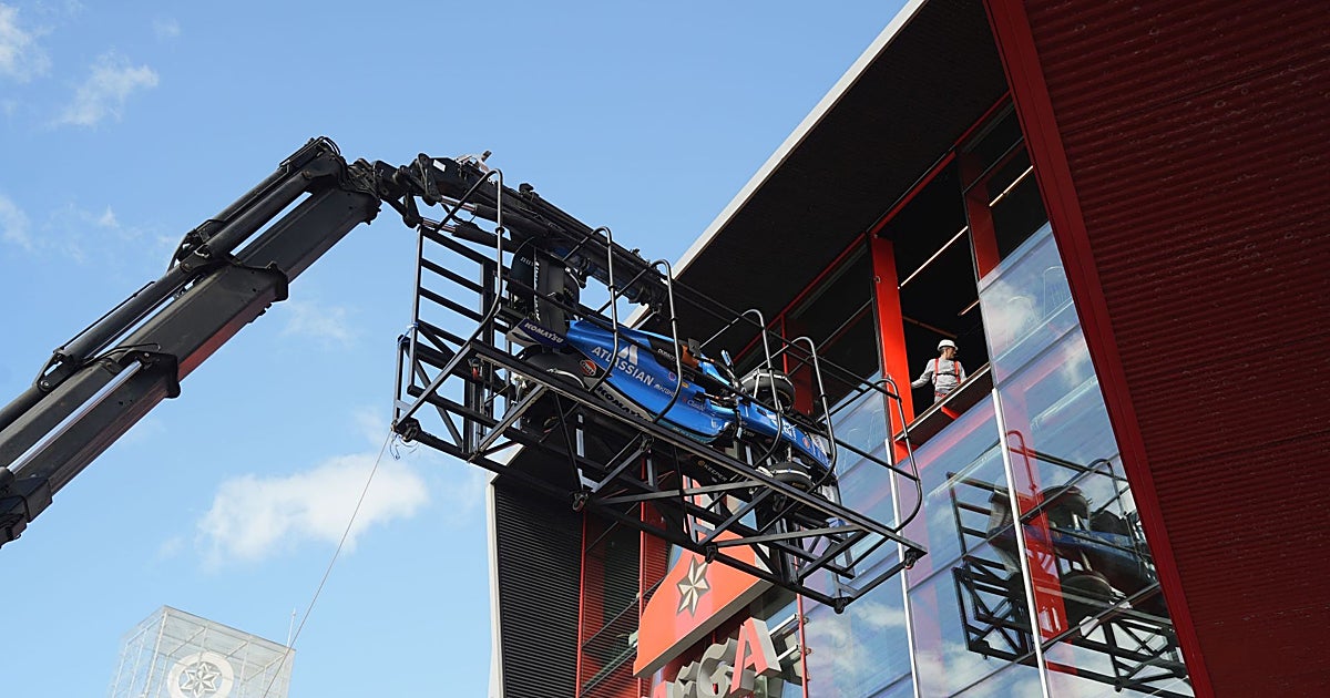El Museo de Estrella Galicia desmonta su fachada para recibir una réplica del Fórmula 1 de Carlos Sainz en La Coruña