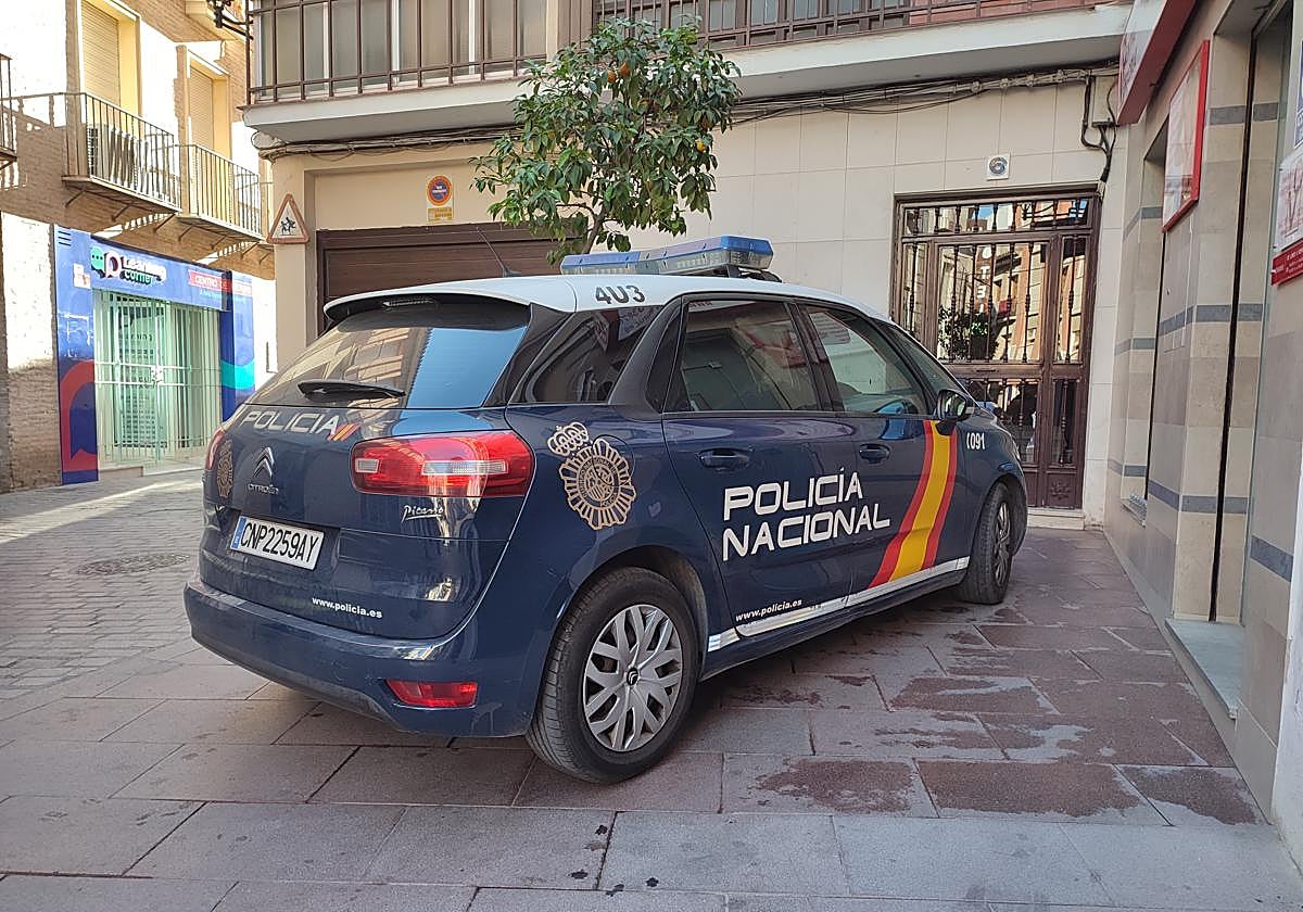 Coche de la Policía Nacional en Lucena durante una intervención