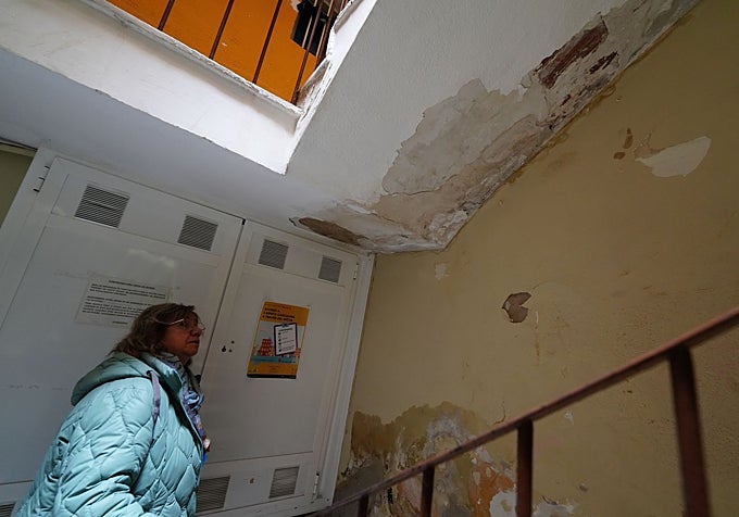 Ana Alonso, en el interior de uno de los bloques de la calle Terriente en 2025