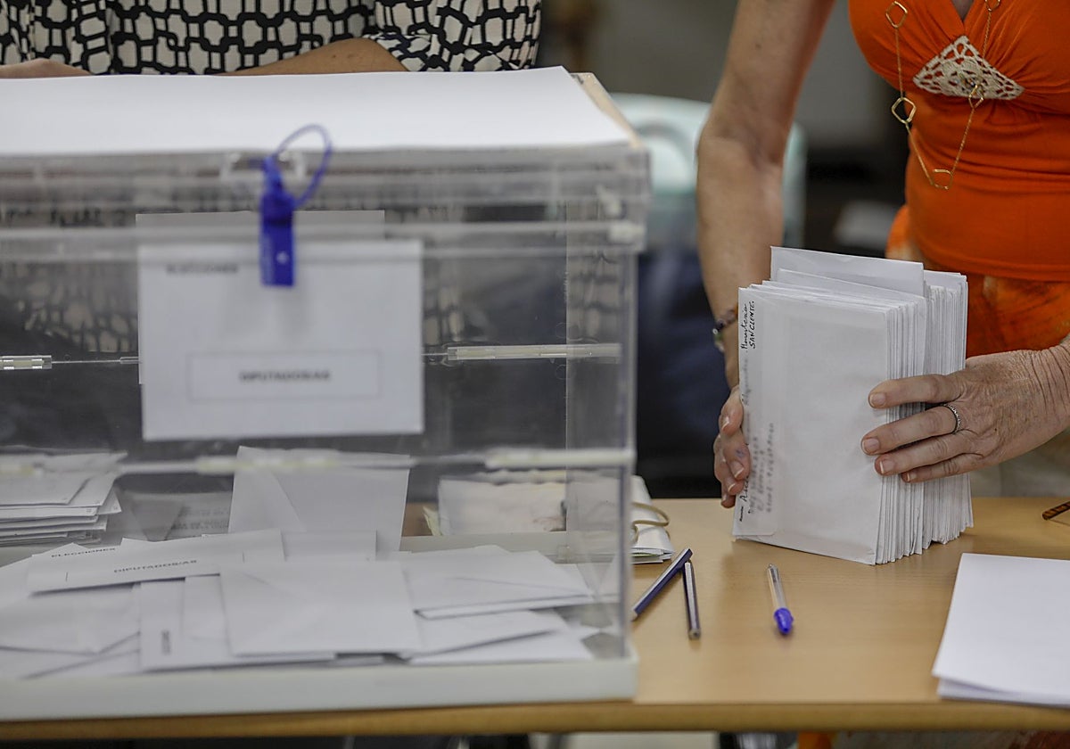 Génova desarrolla un sistema paralelo de recuento de votos para las mesas electorales