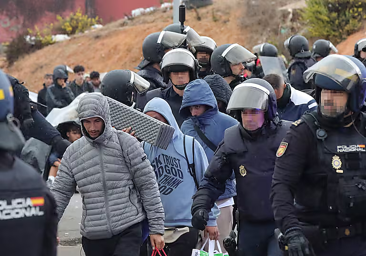 La jueza que investiga la invasión de Ceuta pide más información a Defensa y cita a tres consejeros
