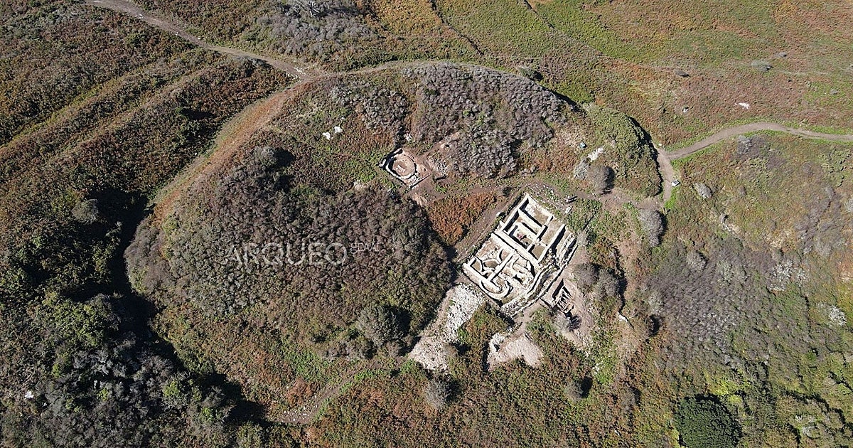Un muro castreño aparece bajo restos romanos en el Castelo dos Mouros de Ons