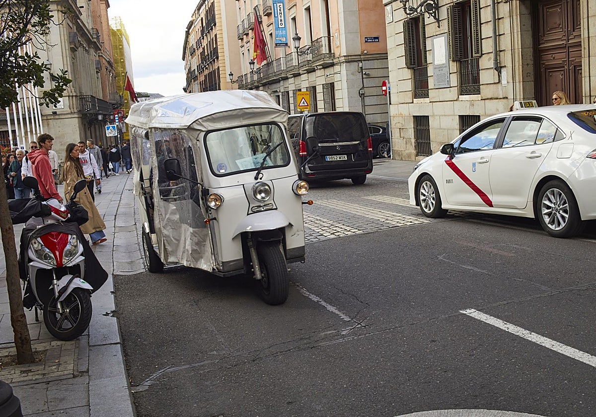 Madrid impone 3.676 multas a los tuk tuk mientras trabaja en una normativa propia