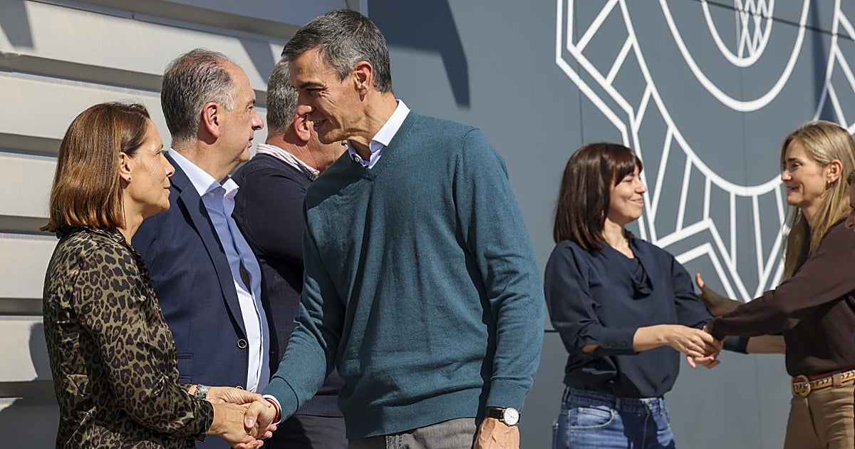 Sánchez visita la zona cero de la dana Adam en Oliva sin pisar el barro