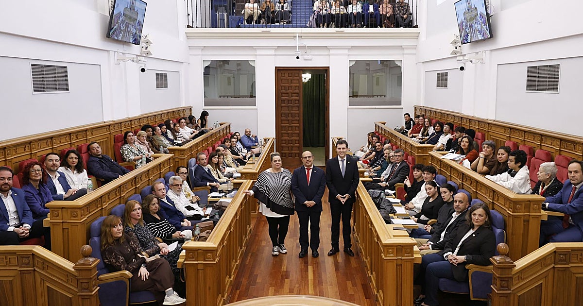 Las Cortes de Castilla-La Mancha «se remangan» por la mayoría absoluta contra la pobreza