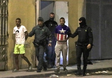 La Guardia Civil busca a seis personas de la ONG investigada por repartir espray pimienta en Ceuta para atacar policías