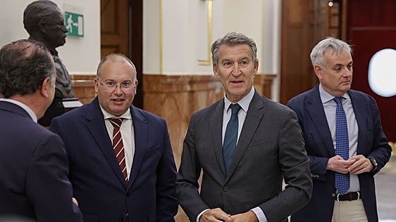 Alberto Núñez Feijóo con Miguel Tellado en los pasillos del Congreso