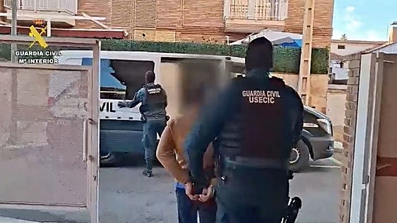 Los agentes trasladan a uno de los detenidos en Galapagar.