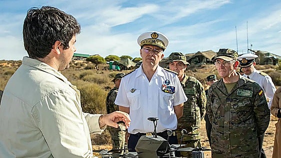 Un momento de la explicación sobre uno de los drones