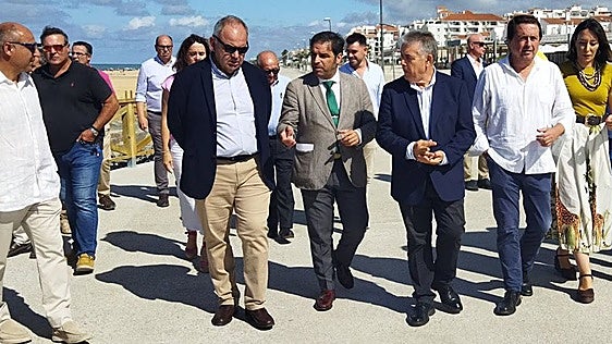 El alcalde de Almonte, Paco Bella (en el centro), visitando el reconstruido paseo marítimo de Matalascañas el pasado junio.