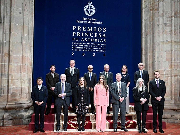 Los Reyes presiden la ceremonia de los Premios Princesa de Asturias vignette