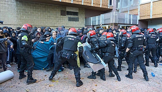 La Ertzaintza disuelve una protesta en Vitoria contra el desahucio solicitado por un casero vulnerable