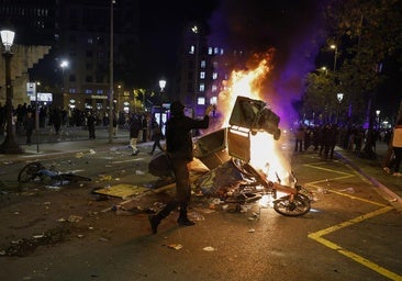 Un centenar de detenidos por los destrozos y saqueos de los antisistema en Barcelona