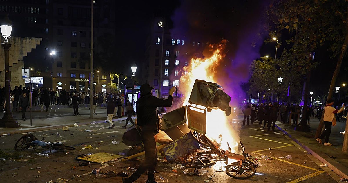 Un centenar de detenidos por los destrozos y saqueos de los antisistema en Barcelona