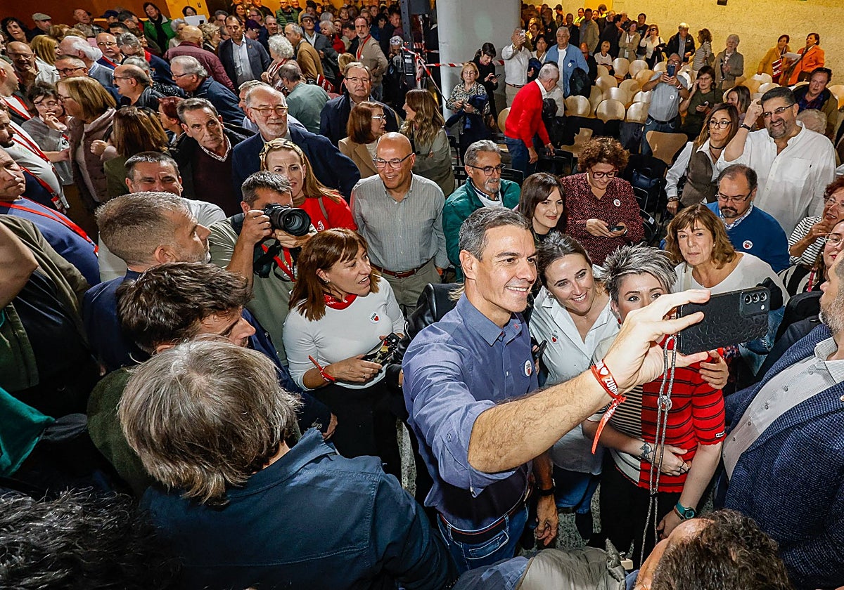 Sánchez intenta sacar a un millón de votantes de la abstención para ser primera fuerza Thumbnail