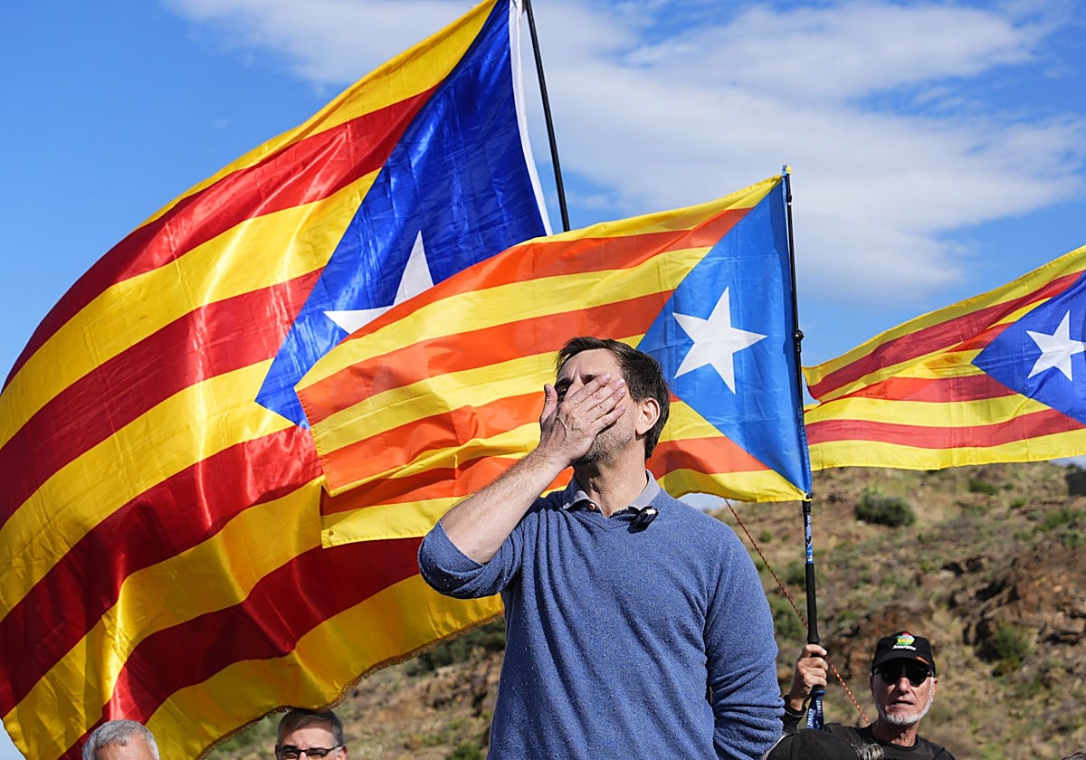 Comín, entre 'esteladas', se tapa el rostro, emocionado, al entrar a pie en Gerona.