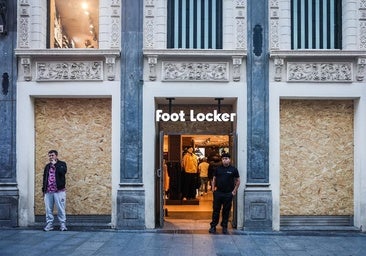 Los comerciantes de Sol tapian sus escaparates por miedo a posibles saqueos: «Vieron merodear a personas vestidas de negro»
