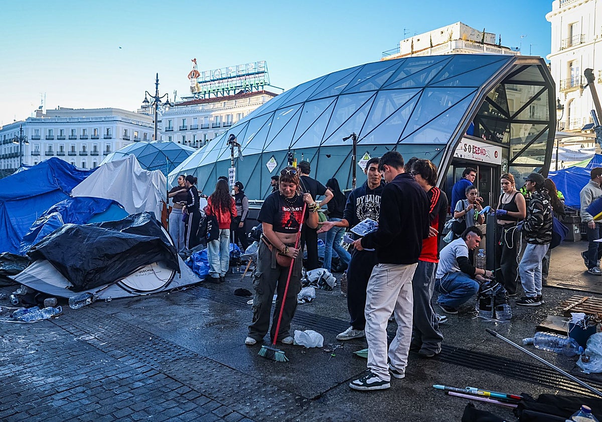 Los acampados de Sol retiran algunas tiendas mientras debaten poner fin ...