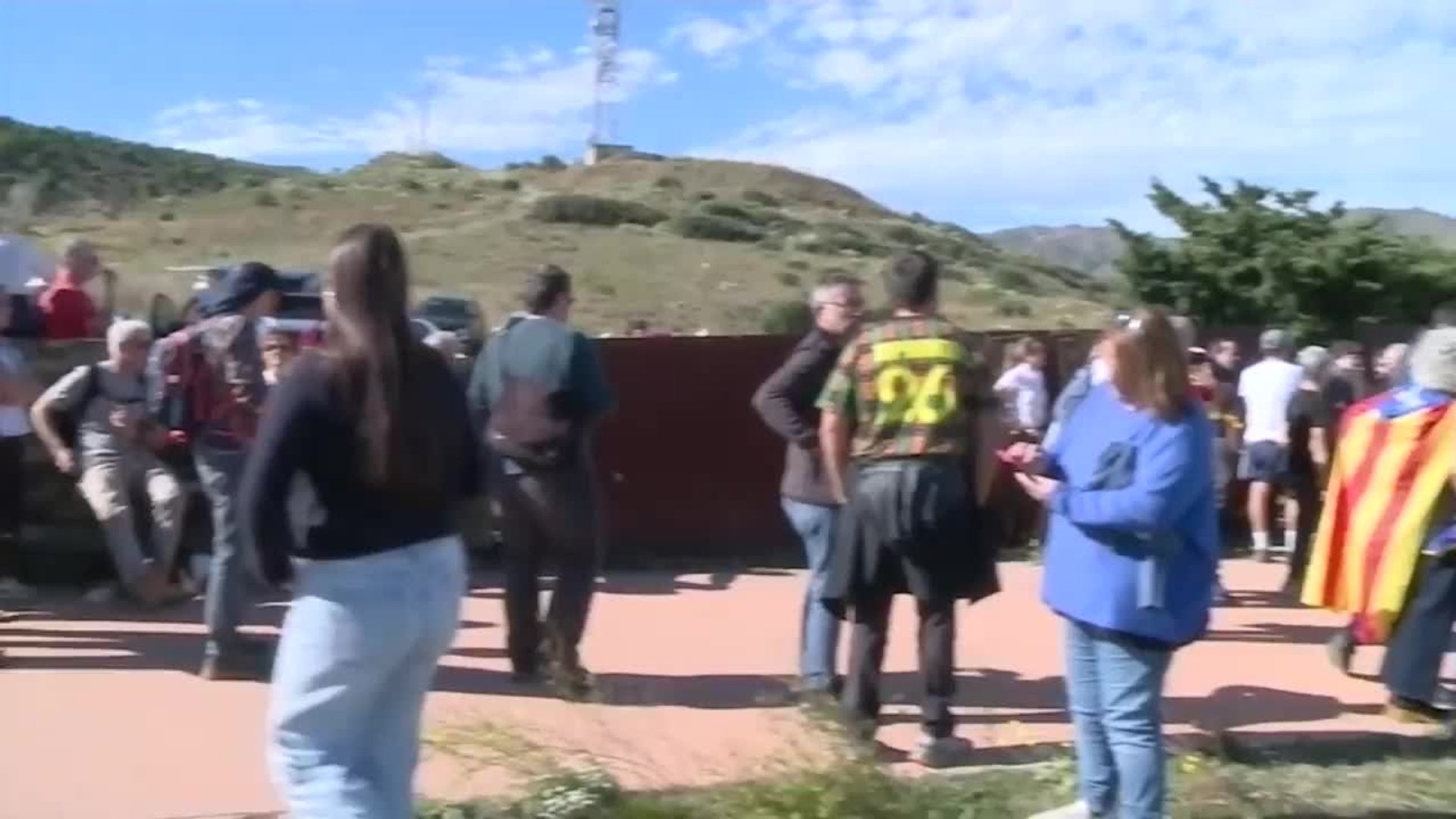 Un centenar de personas reciben a Comín en Cerbère para cruzar la ...