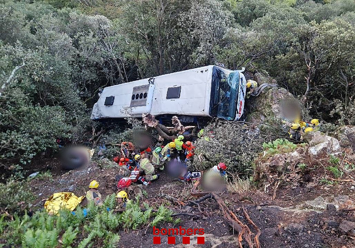 Ochenta y tres heridos, siete de ellos graves, tras caer un autobús por un terraplén de 20 metros en Cataluña miniatura