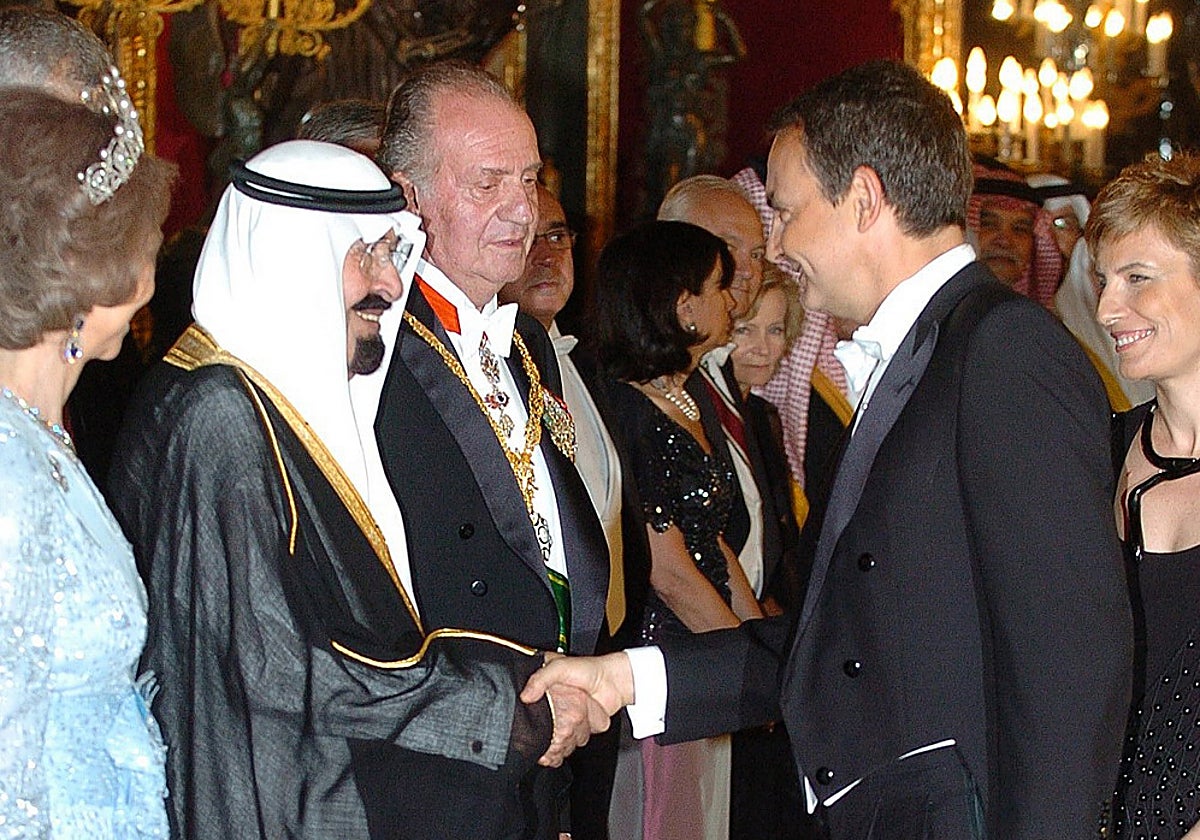 El juez descarta preguntar a Arabia Saudí por las joyas incautadas a Zapatero y pone en duda que fueran un regalo miniatura
