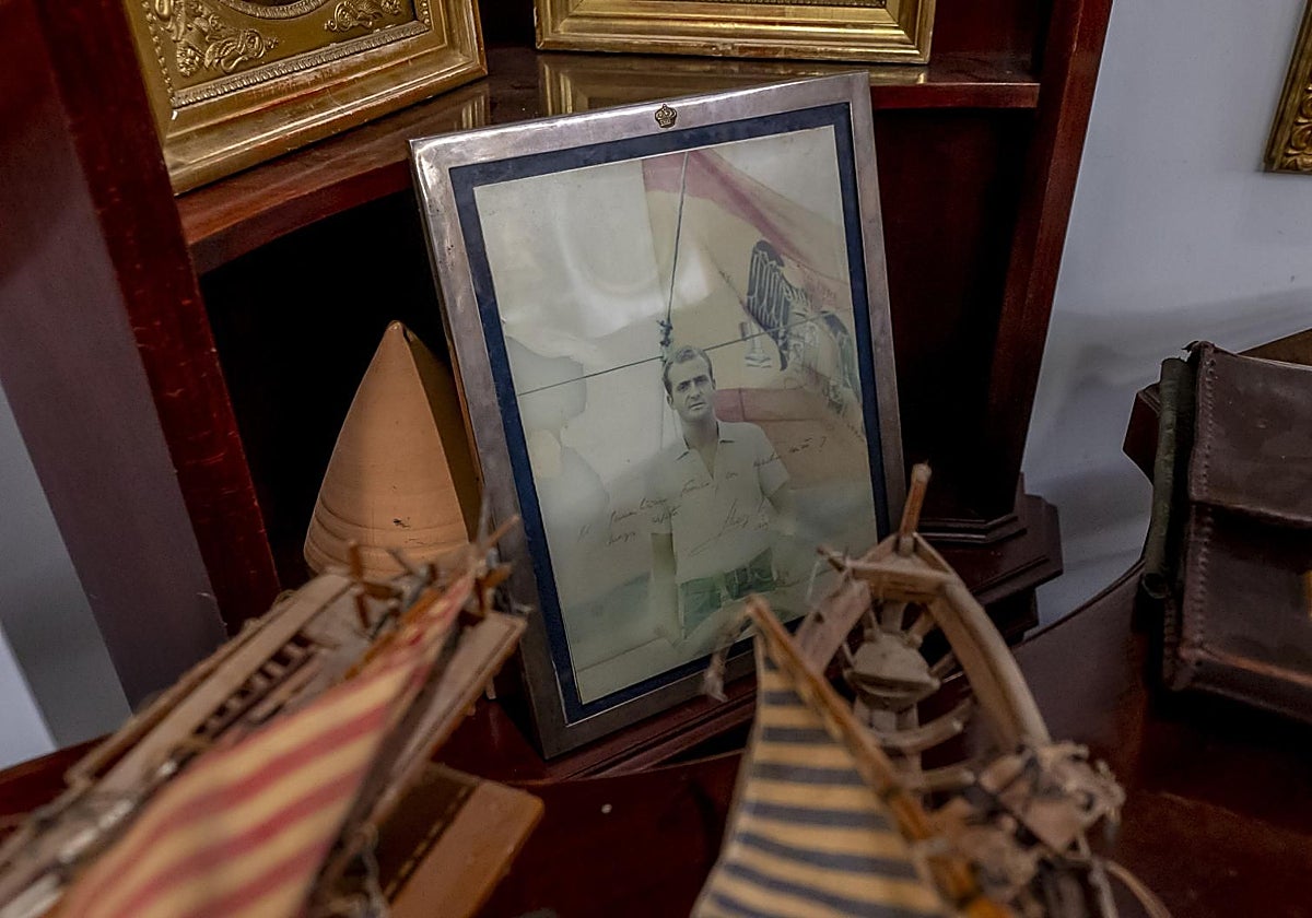 Los Franco subastan 689 lotes del Pazo de Meirás desde 20 euros: de retratos del dictador a una foto de Juan Carlos I 썸네일