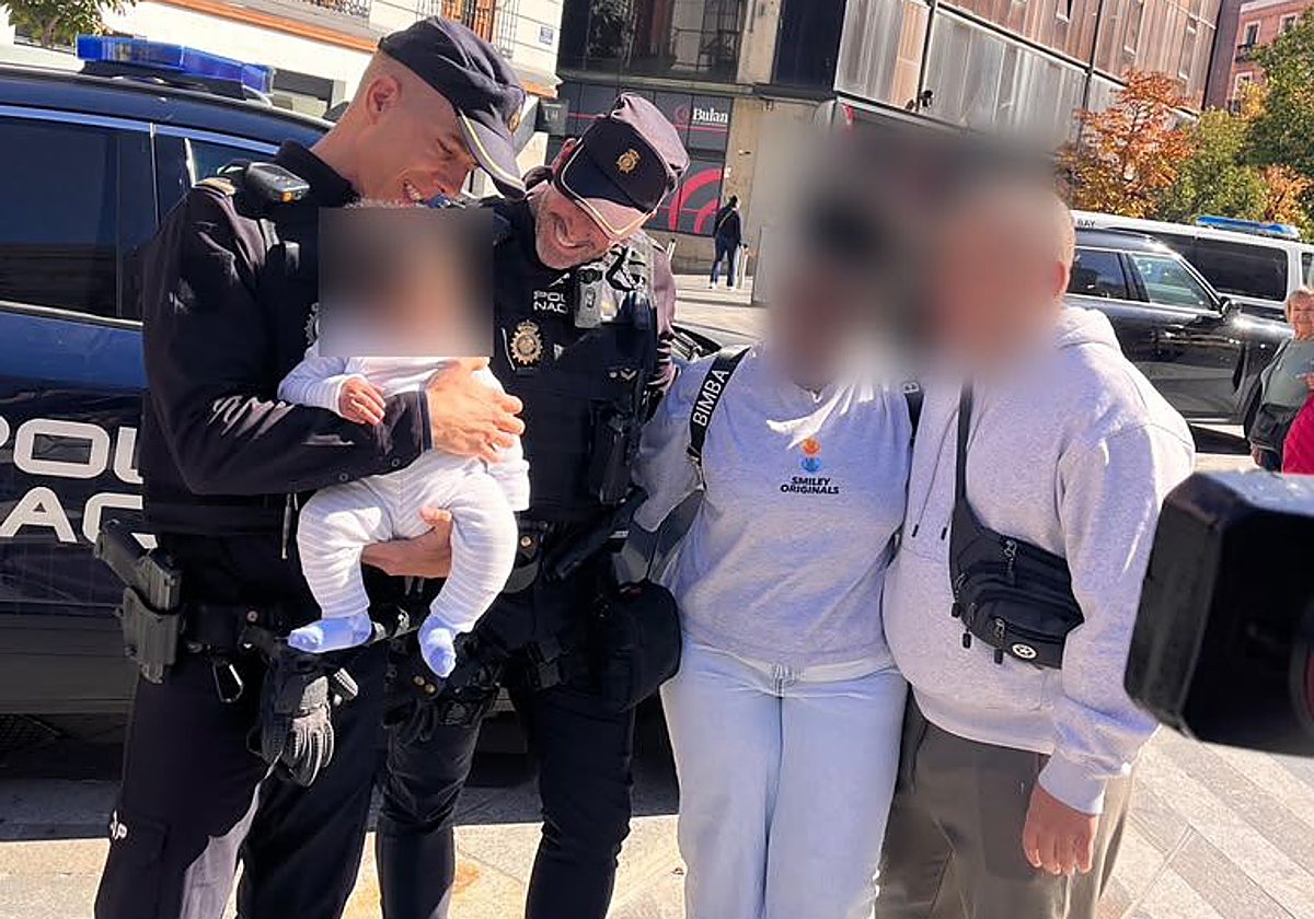 Los ángeles de la guarda del centro de Madrid: dos policías salvan la vida a un bebé de cuatro meses que no respiraba 缩略图