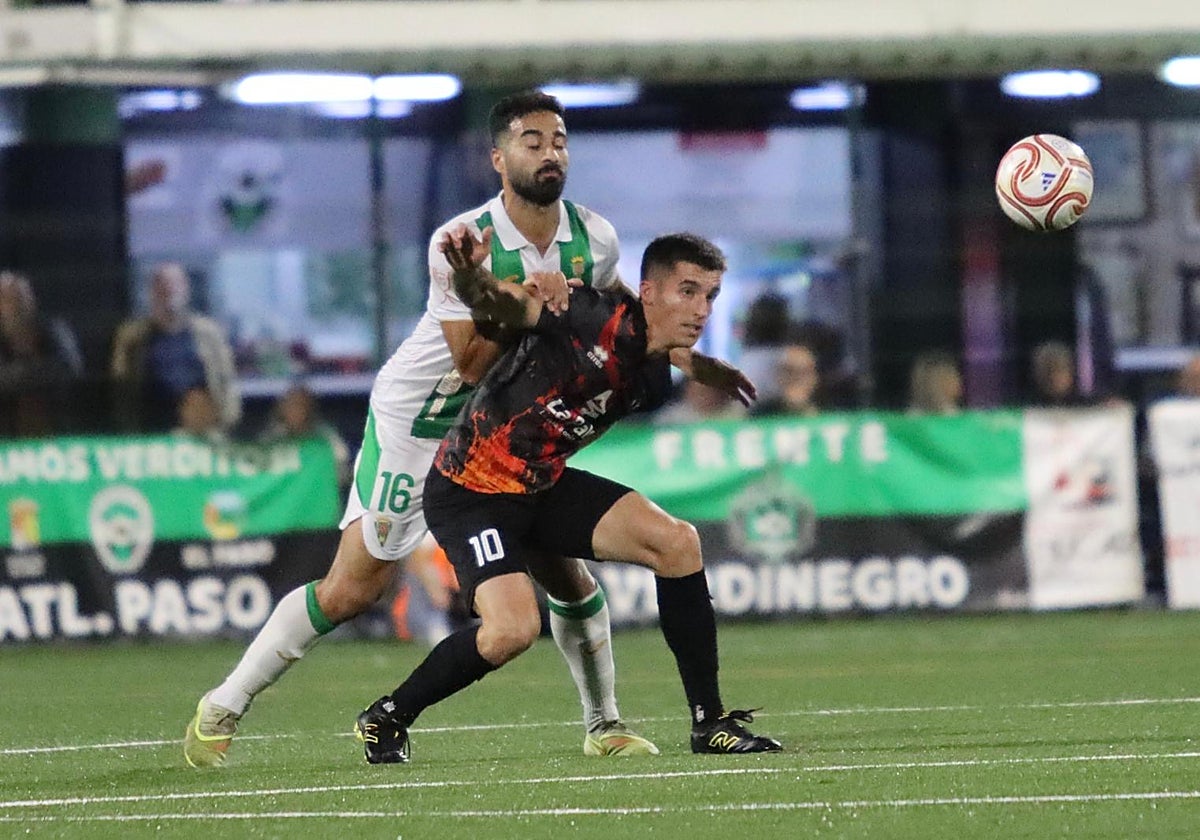 Rubén Alves brega con un jugador del Atlético Paso en la derrota en Copa del Rey ante el Atlético Paso