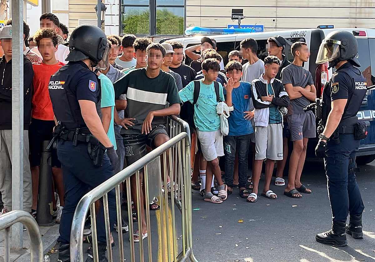 Interior retira ochenta antidisturbios de Ceuta en los últimos días miniatura