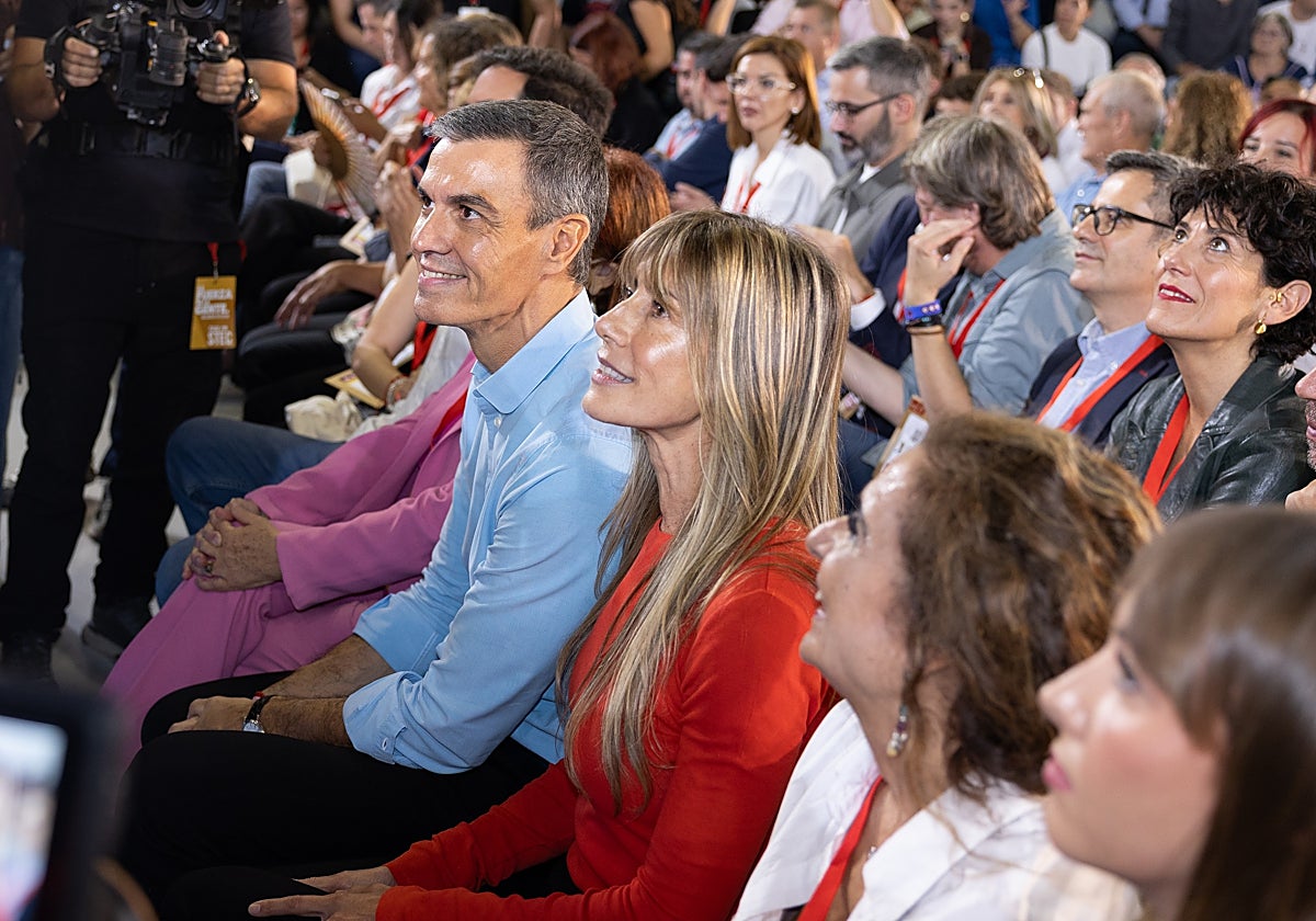 El presidente del Gobierno, Pedro Sánchez, y su esposa Begoña Gómez durante el Comité Federal del PSOE