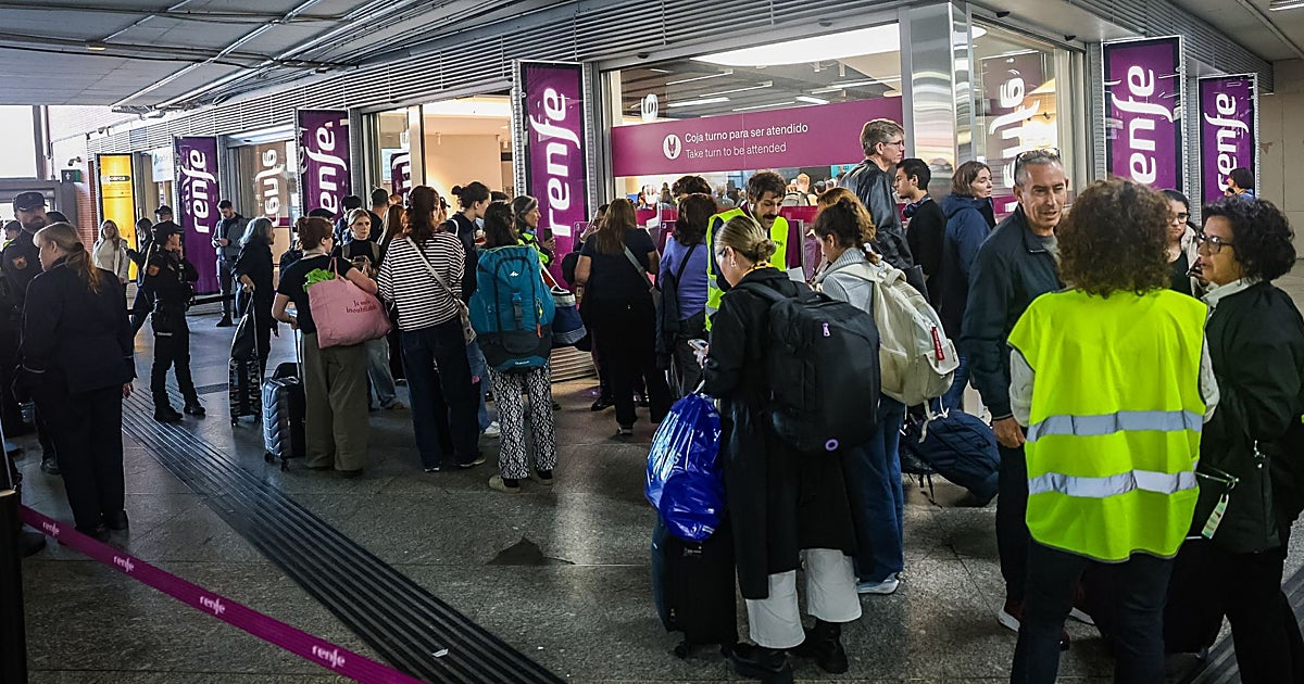 Agotados los coches de alquiler en Atocha tras la catástrofe en Urda: «Me pilló la dana, Adamuz y el apagón, esto ya me lo conozco»
